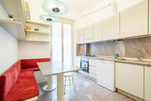 A kitchen or kitchenette at Luminosa e spaziosa dimora nel centro di Milano