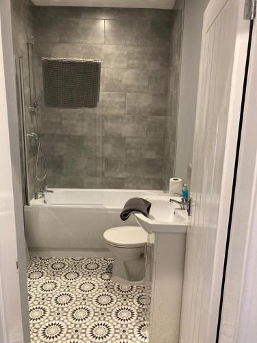 ein Badezimmer mit Badewanne, Toilette und Waschbecken in der Unterkunft The Dockyard in Goole
