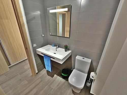 A bathroom at Ap MAJORERO CALETA
