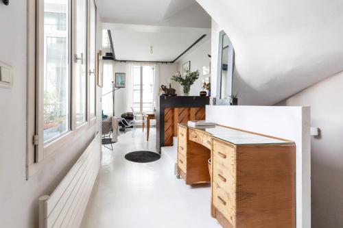 un bureau avec un bureau au milieu d'une chambre dans l'établissement Veeve - White House, à Paris