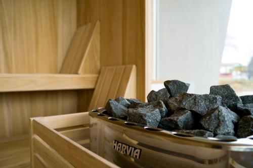 a container of rocks sitting on top of a table at Hotel Luna in Vigonovo