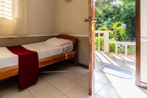 巴迪安的住宿－Banamboo，客房设有两张床和窗户。