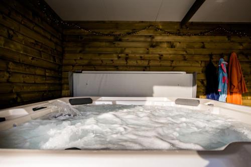 Una cama con nieve en una habitación en Coq au lit: Maison d'étoile, en De Haan
