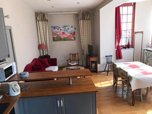 普萊利的住宿－LA CHASSE ROYALE，客厅配有沙发和桌子