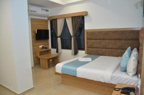 a bedroom with a bed and a television in it at Hotel Newyork Inn in Anand