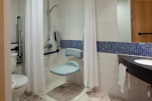 e bagno con servizi igienici, lavandino e doccia. di Holiday Inn Express Walsall M6, J10, an IHG Hotel a Walsall