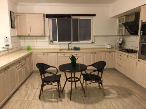Η κουζίνα ή μικρή κουζίνα στο Serene 1 bedroom Apartment with Pool and Free Parking