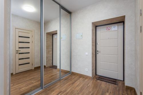 a room with mirrored doors and a hallway with wood floors at 0102 квартира в Софія Резиденс, 5 поверх in Vyshneve