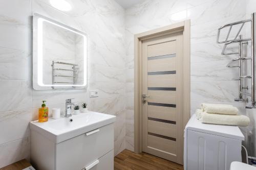 維什涅韋的住宿－0102 Sofia Residents apartment，白色的浴室设有水槽和镜子