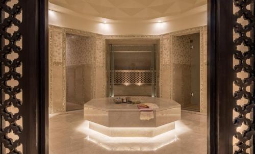 Bilik mandi di Four Seasons Hotel Tunis