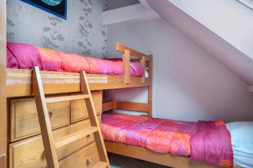 2 łóżka piętrowe w pokoju na poddaszu w obiekcie Appartement accueillant pour 4 personnes, a quelques metres de la plage w mieście Saint-Gildas-de-Rhuys