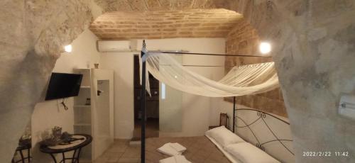 een kamer met een hangmat in een stenen muur bij Abbazia Degli Svevi in Bari