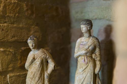 a statue of two people standing next to a wall at Zafferano Rooftop Terrace Tower House in San Gimignano
