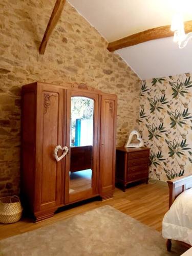 - une chambre avec une porte en bois dans l'établissement Beautiful 2 bed cottage with swimming pool, à Pagéas