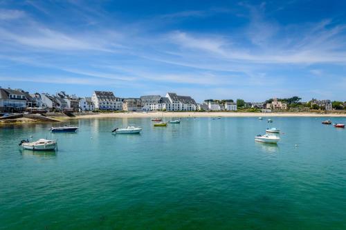 Un grupo de barcos en el agua cerca de una playa. en ✪ Appt. Rénové - Vue sur mer ✪, en Quiberon