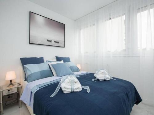 - une chambre dotée d'un lit bleu avec deux sacs dans l'établissement Modern & Luxury APT Zagreb Airport W/ free WiFi, à Velika Gorica