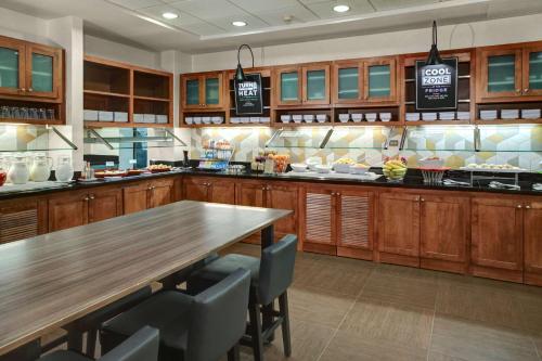 Cucina o angolo cottura di Hyatt Place Pittsburgh Airport - Robinson Mall