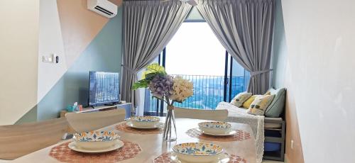 comedor con mesa, sillas y ventana en Astetica Pool & Lake View High Floor 100mbps Wifi Netflix, en Seri Kembangan