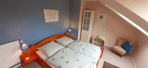 a small bedroom with a bed and a staircase at Ferienwohnung am Sophienberg in Wensin