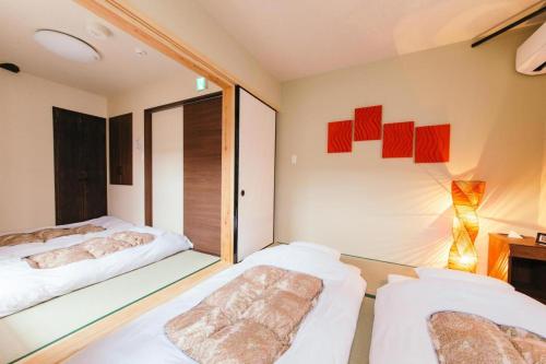 เตียงในห้องที่ West Japan Kyoto Kiyomizu