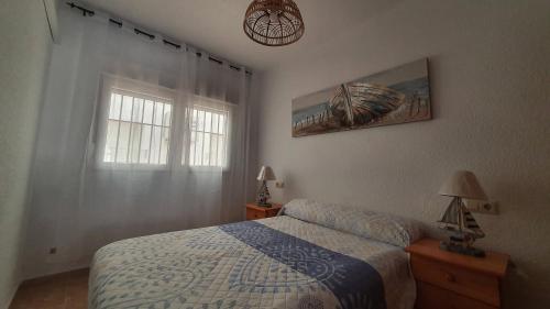1 dormitorio con cama y ventana en APARTAMENTO Playa Norte 2, en Peñíscola