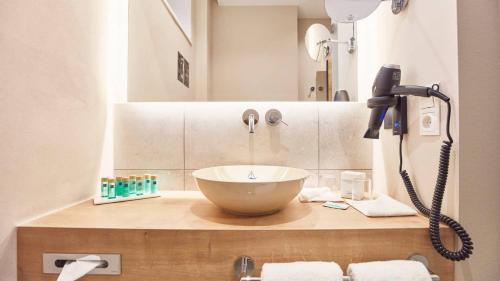 łazienka z umywalką i prysznicem w obiekcie Seehotel Maria Laach w mieście Maria Laach