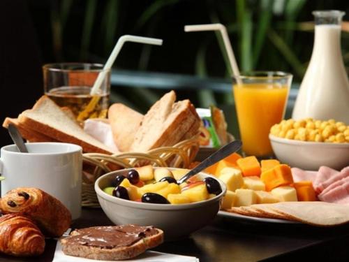 a table with a plate of breakfast foods and drinks at Parlevan in Bangor