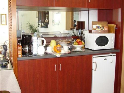 a kitchen counter with a microwave and fruit on it at Parlevan in Bangor