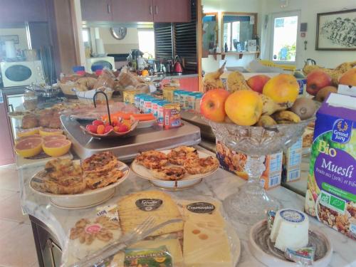 un buffet avec de nombreux types de nourriture différents sur un comptoir dans l'établissement Parlevan, à Bangor