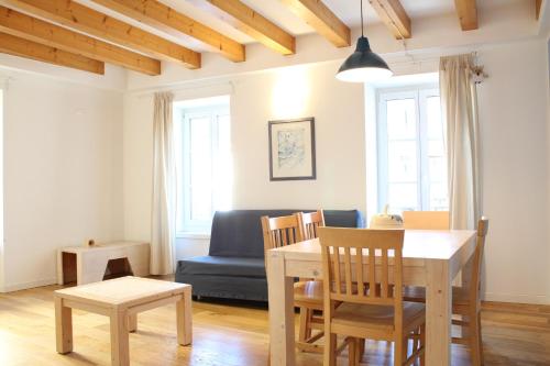 ボルゴにあるTrentino Apartments - Il Gufo Vacanzeのリビングルーム(テーブル、青いソファ付)