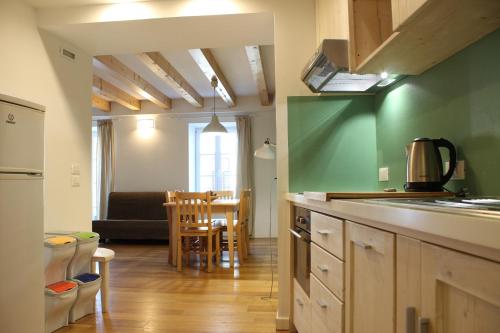 cocina con encimera y comedor en Trentino Apartments - Il Gufo Vacanze, en Borgo
