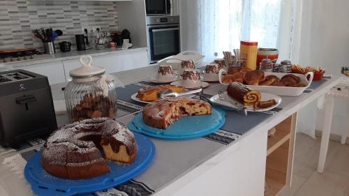um balcão de cozinha com vários tipos de pão e pastelaria em B&B IL NIDO em Cattolica