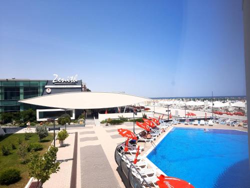 
O vedere a piscinei de la sau din apropiere de Zenith - Top Country Line - Conference & Spa Hotel
