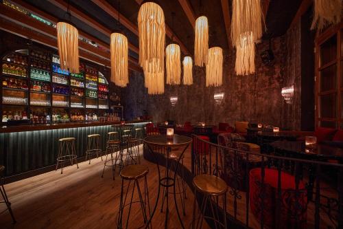 un bar con sedie e lampadari a braccio in una stanza di Palma Riad - Adults Only a Palma de Mallorca