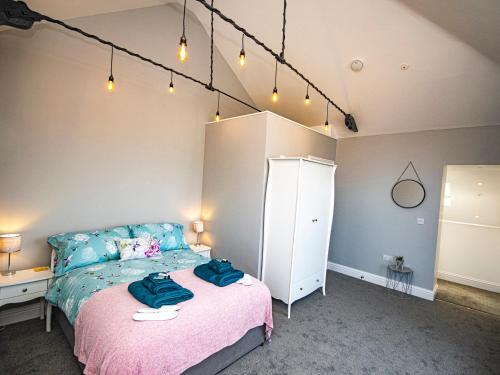 - une chambre avec un lit et 2 serviettes dans l'établissement Daniel Chambers, à Camborne