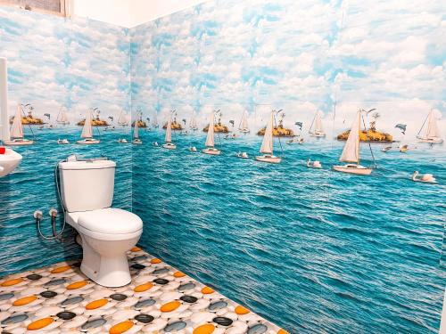 La salle de bains est pourvue de toilettes et de voiliers sur l'eau. dans l'établissement Coco Mount Mirissa, à Matara
