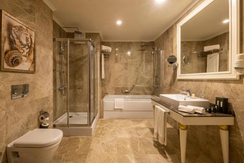 Grand Pasha Hotel & Spa Kyrenia tesisinde bir banyo