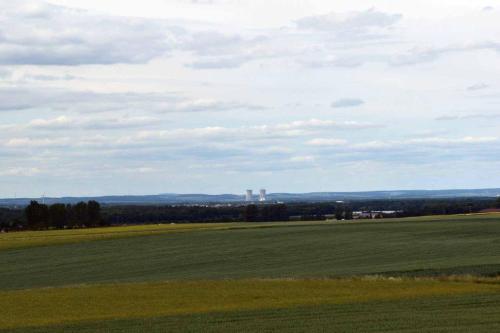 a green field with a view of a city at Ferienwohnung Steigerwaldblick in Dingolshausen