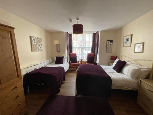 En eller flere senge i et værelse på Marina Holiday Apartments