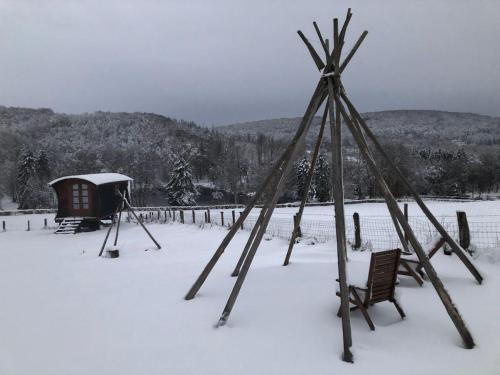 Gallery image of Les roulottes de cirque Les Settons in Moux-en-Morvan