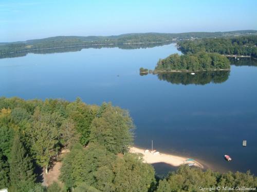 Gallery image of Les roulottes de cirque Les Settons in Moux-en-Morvan