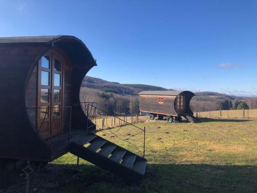 Gallery image of Les roulottes de cirque Les Settons in Moux-en-Morvan