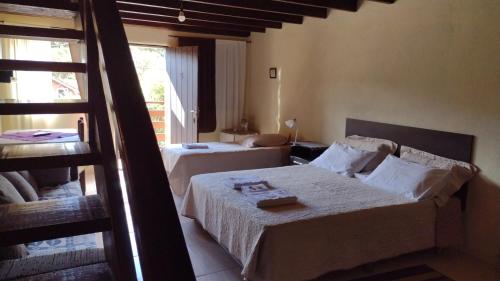 a hotel room with two beds and a staircase at Apartamento Brumone in Monte Verde