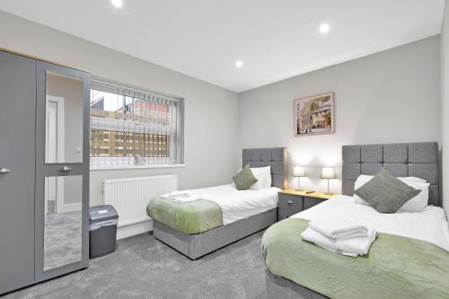 เตียงในห้องที่ Crown Place 2 & 3 Bedroom Luxury Apts with Parking in Shepperton By 360Stays