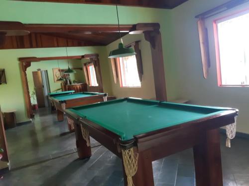 Meja biliard di Pousada Recanto Águas Vivas