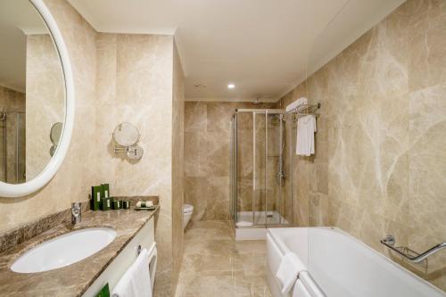 Koupelna v ubytování Grand Pasha Hotel & Spa Kyrenia