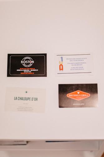 Certificado, premio, señal o documento que está expuesto en Super central in Brussels