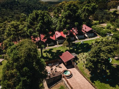 una vista aérea de una casa con patio en Pousada das Pedras en Monte Verde