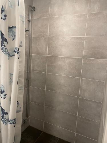 a bathroom with a shower with a shower curtain at Villa Båthamnsgatan in Söråker