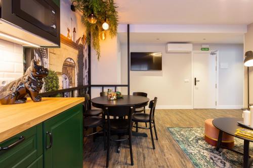 a kitchen and dining room with a table and chairs at Fly Rooms Madrid Airport in Madrid